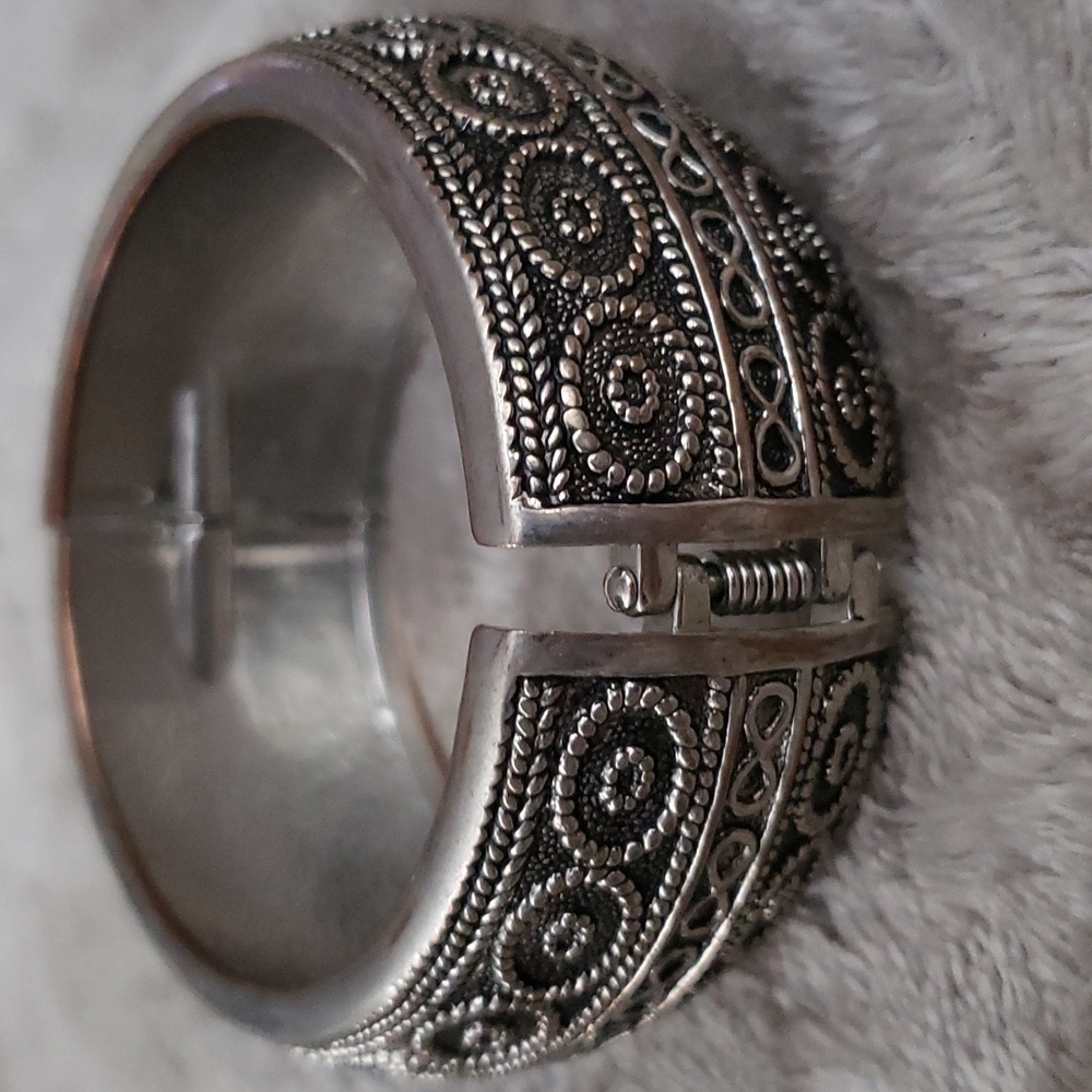 Large Spring Closure Silver Scrolling Bangle Fash… - image 2